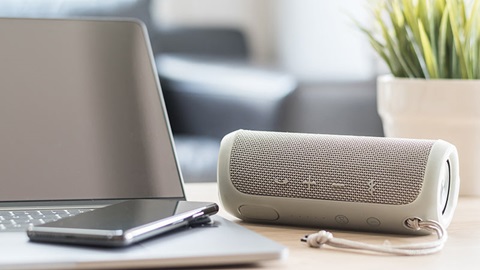 Een draadloze speaker gebruiken thuis